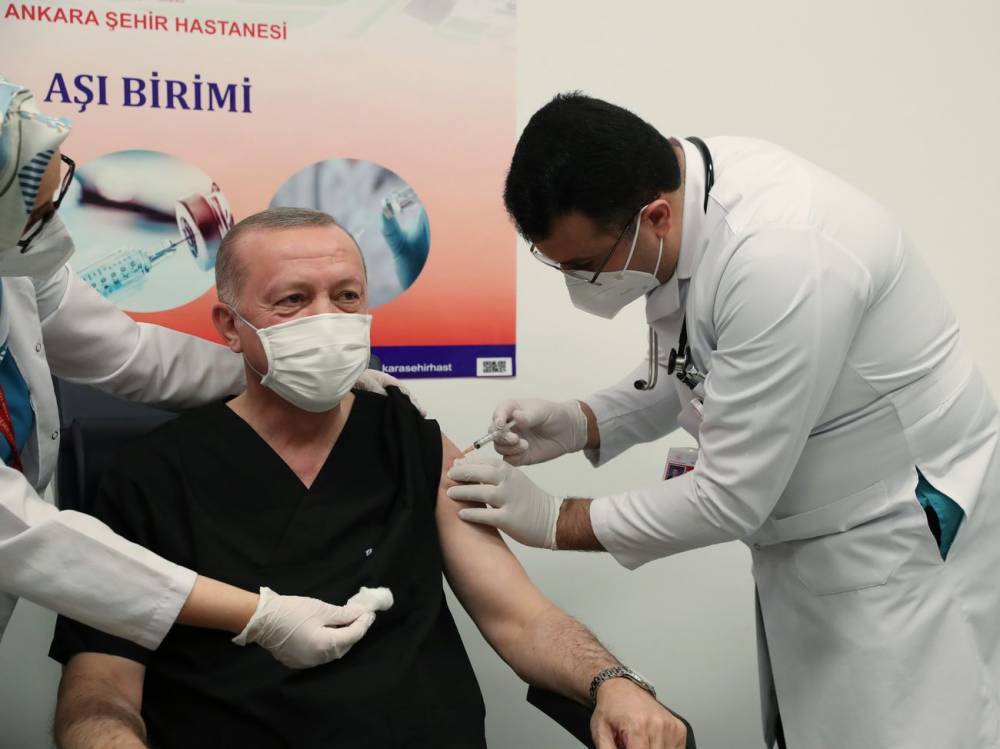 Эрдоган получил вторую дозу китайской вакцины от COVID-19, которую заказала Украина