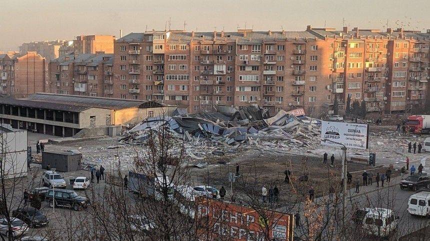 Более 100 человек разбирают завалы на месте взрыва супермаркета во Владикавказе
