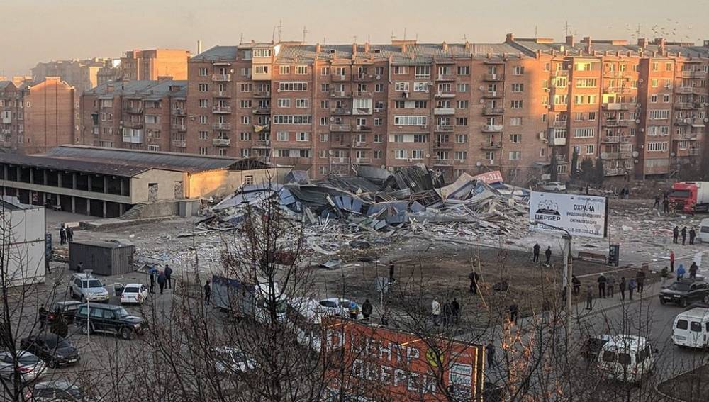 Во Владикавказе от взрыва рухнуло здание