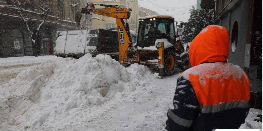 Ухудшение погоды в Украине: во Львовской области выпал почти метр снега