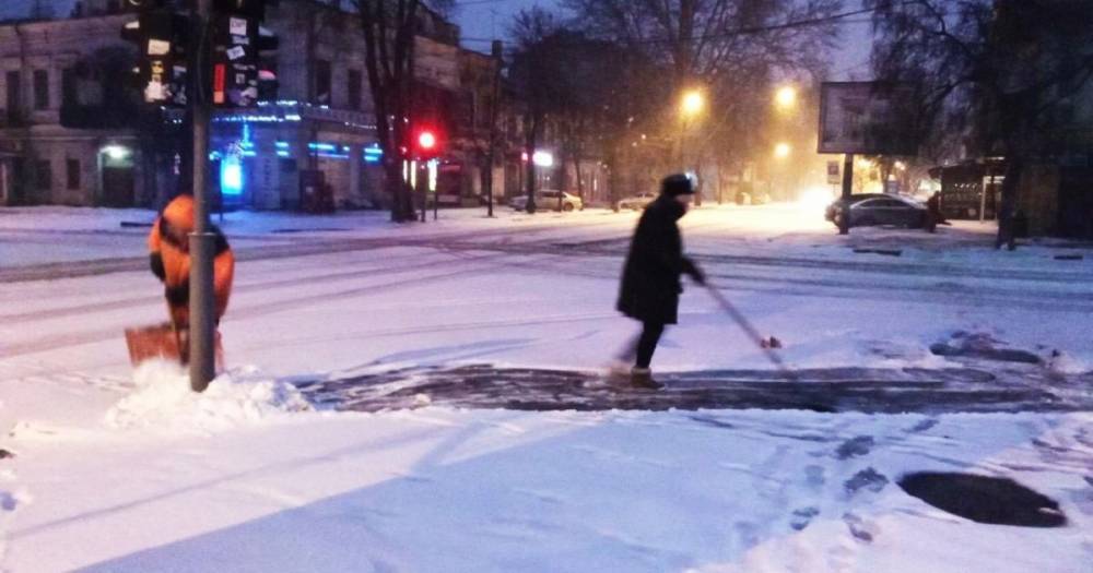 Южный циклон в Одессе: коммунальщики расчищают дороги, развернули пункты обогрева (фото, видео)