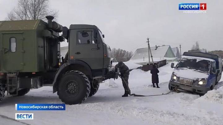 Новосибирские военные помогли автомобилистам выбраться из снежных заносов