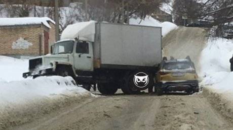 Грузовик и легковушка полностью перекрыли дорогу на улице Богданова
