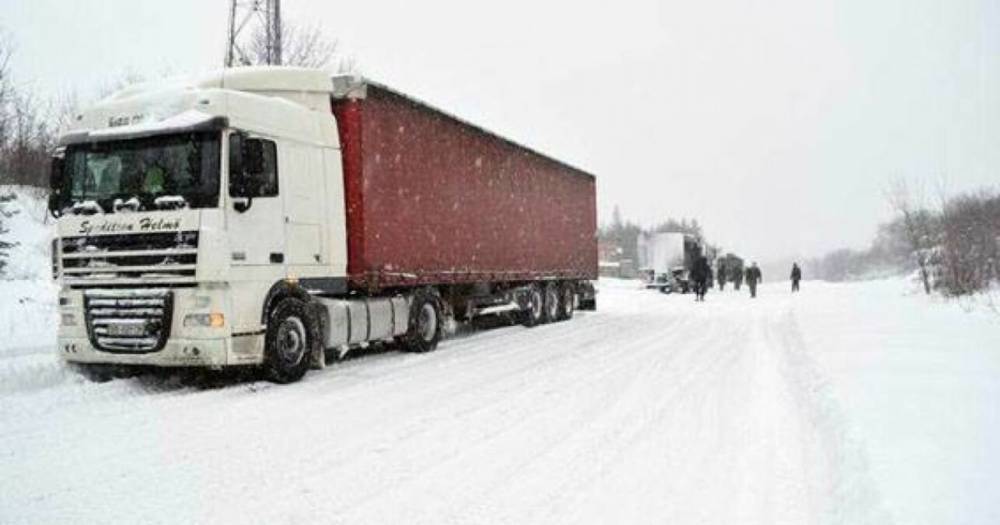 Из-за непогоды на 2 трассах Львовщины запретили движение грузовиков