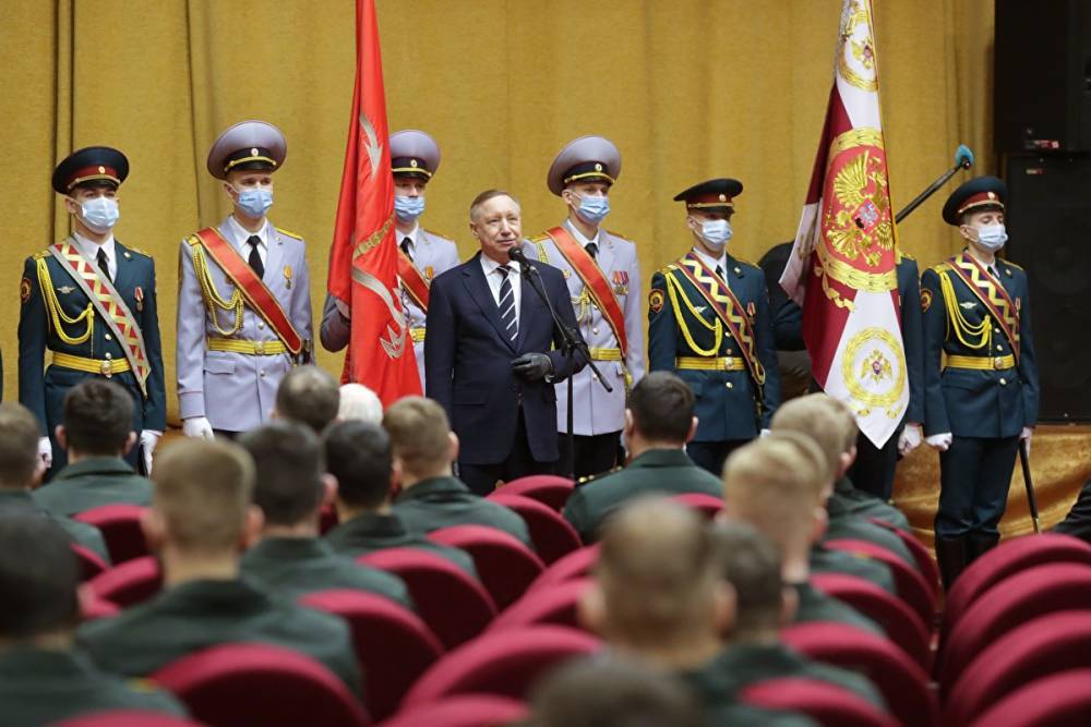 Губернатор Петербурга Беглов, как и спикер Макаров, тоже вручил награды силовикам