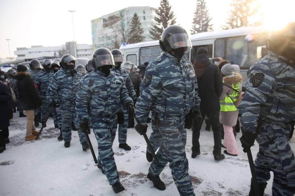 В Екатеринбурге силовики начали выписывать протоколы протестующим, попавшим на видео