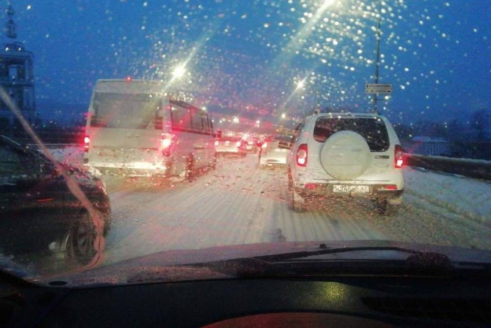 Снегопад в Смоленске испытывает водителей на прочность: очень много аварий