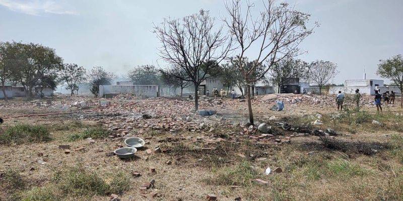 В Индии произошел взрыв на фабрике фейерверков, 11 человек погибли - видео с места происшествия - ТЕЛЕГРАФ