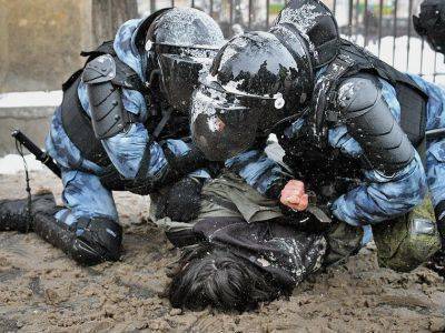 На Дворцовой площади Петербурга наградили разгонявших митинги полицейских