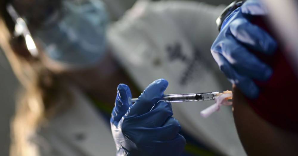 В США расследуют смерть мужчины после прививки от коронавируса