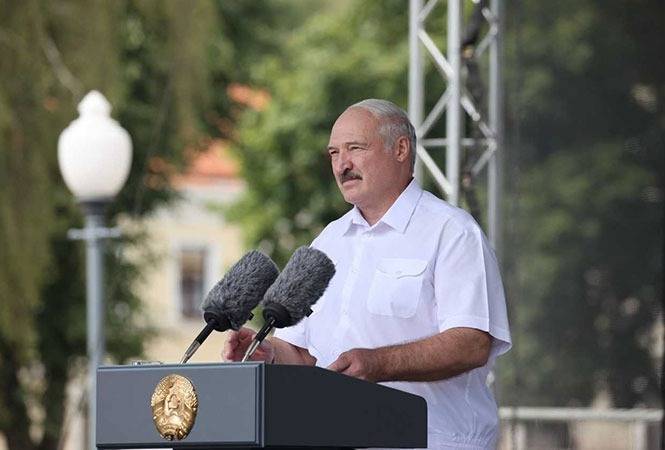 Лукашенко: умные люди перешли на кнопочные телефоны