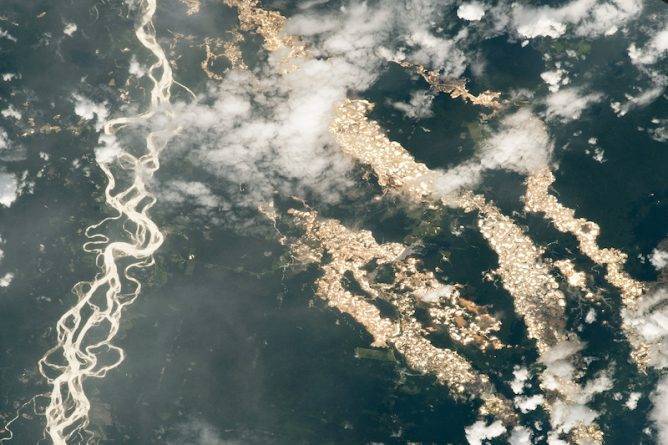 НАСА опубликовало редкое фото «золотых рек». Выглядит красиво, но все сложнее, чем кажется