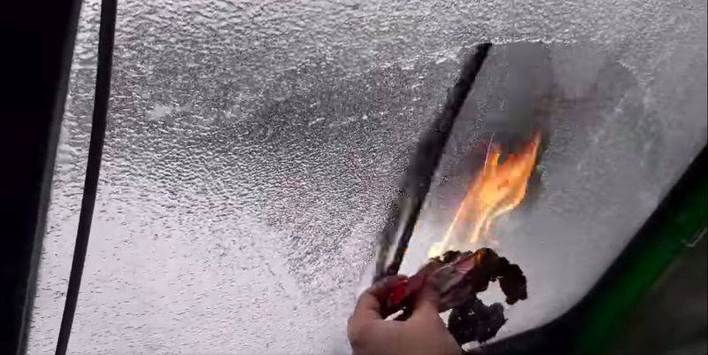 Машинист отогревает обледеневшее стекло локомотива горящей бумагой - видео - ТЕЛЕГРАФ