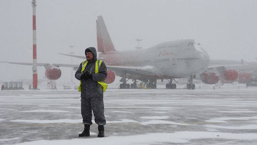 В аэропортах Москвы задержаны и отменены более 40 рейсов из-за снегопада