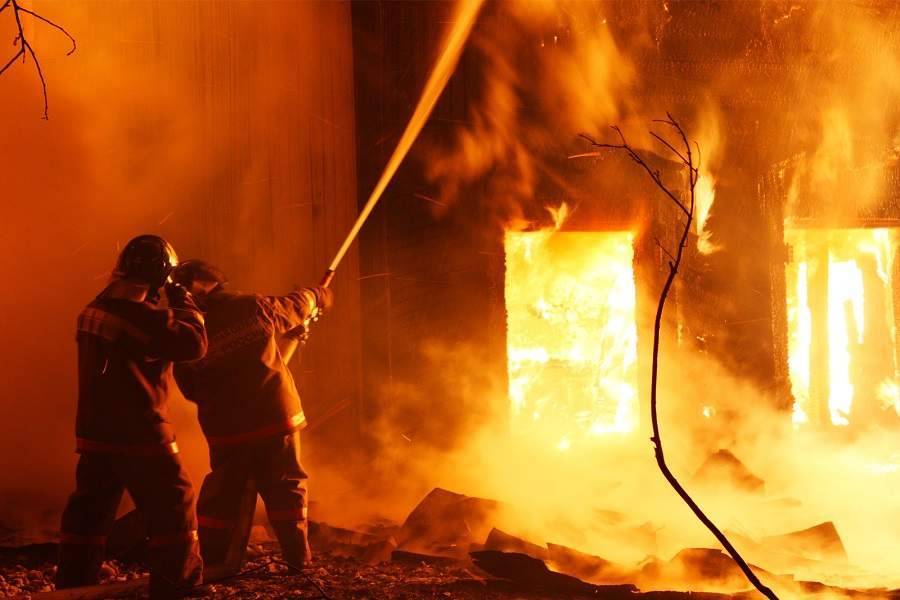 В Киеве вспыхнул пожар в многоэтажном жилом доме
