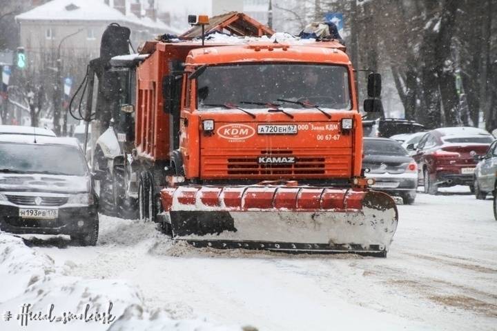 В Смоленске коммунальщики борются с последствиями рекордных снегопадов