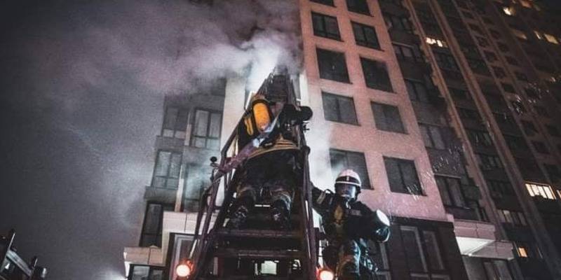 В Киеве на Теремках горела квартира в новом ЖК, пострадал мужчина и ребенок, фото, видео - ТЕЛЕГРАФ