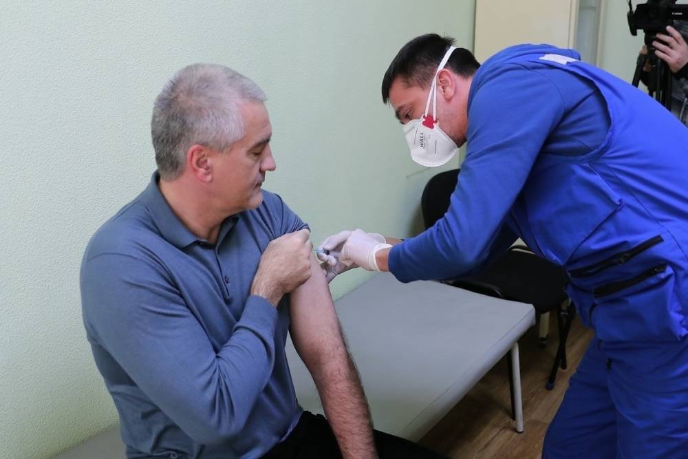 Не витаминами: Аксенов сделал вторую прививку от коронавируса