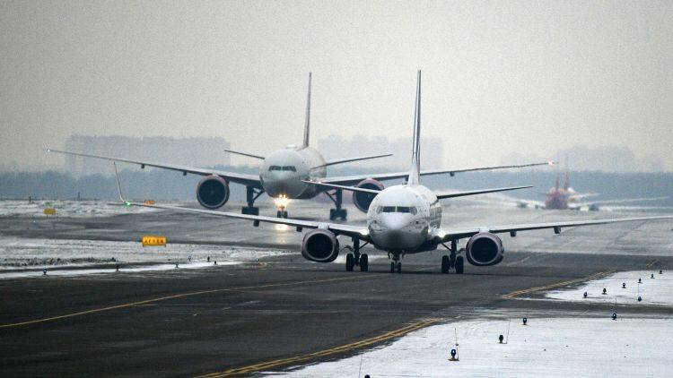 Снегопад "загнал" самолет Санкт-Петербург - Симферополь в Краснодар