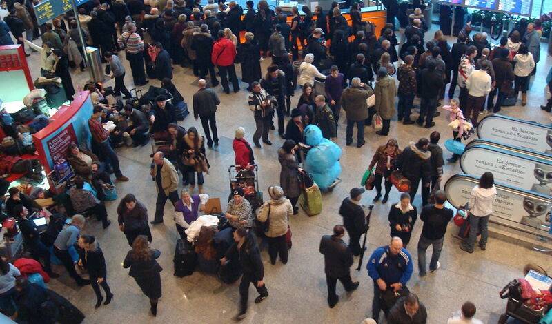Сотни пассажиров с утра не могут улететь из Домодедово из-за непогоды