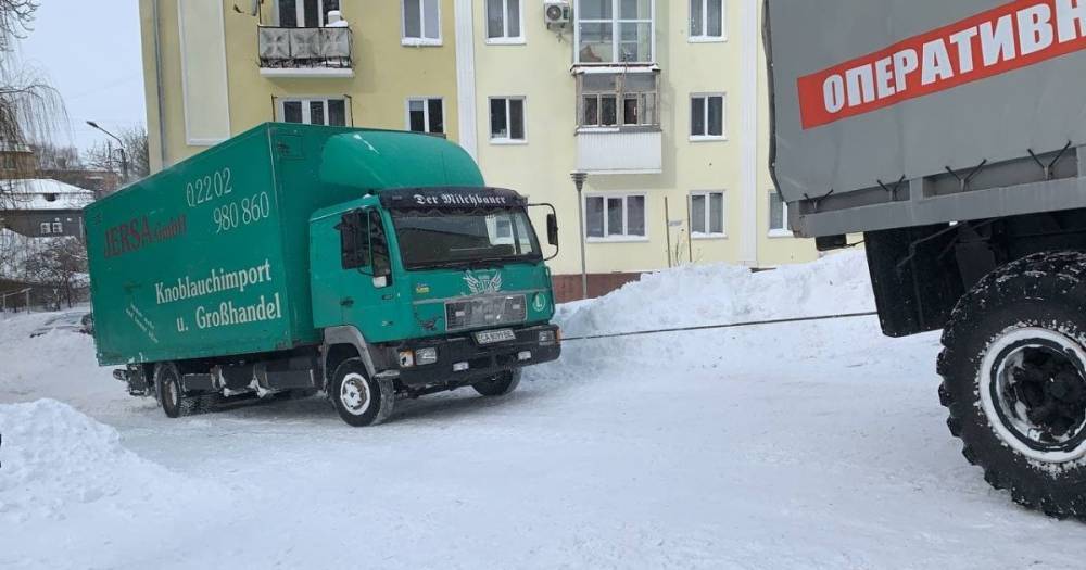 В Ровно автомобиль рок-группы "БЕZ ОБМЕЖЕНЬ" застрял в снежном сугробе: пришлось вызывать спасателей