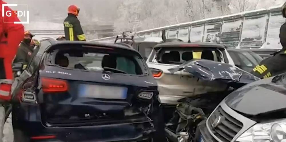 Масштабное столкновение десятков авто в Италии: есть погибшие и раненые – видео