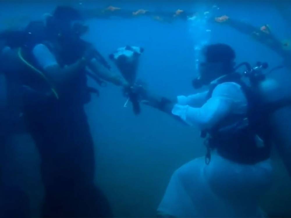 В Индии влюбленные поженились под водой – видео брачной церемонии