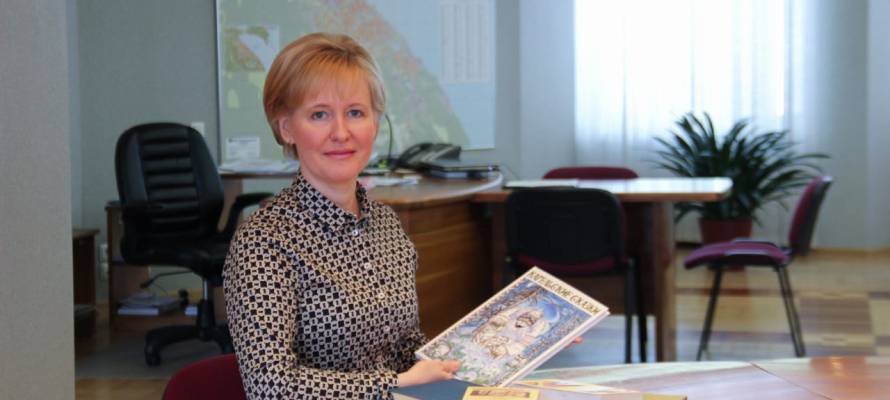 Глава Петрозаводска подарила библиотеке "Карельские сказки"