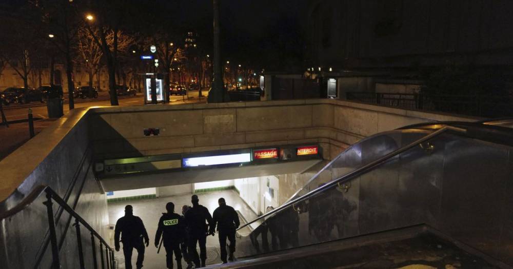 В метро Нью-Йорка на людей нападает неизвестный с ножом: есть погибшие и раненые