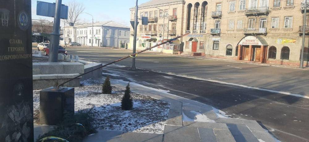 В Лисичанске вандалы повредили памятник Героям добровольцам