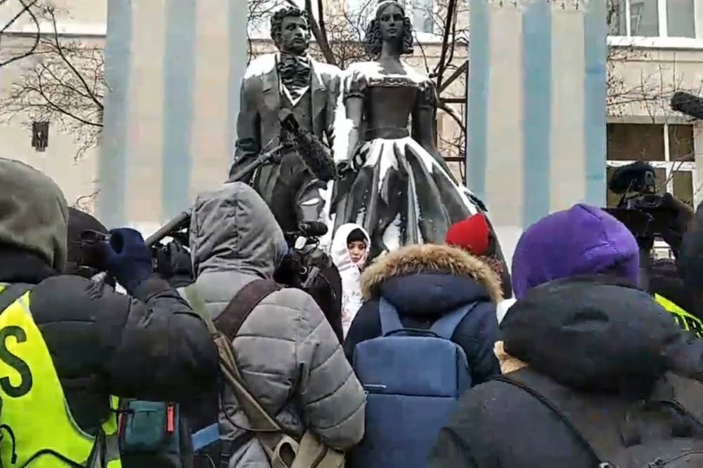 В Москве девушки выстроились в цепь солидарности с Юлией Навальной