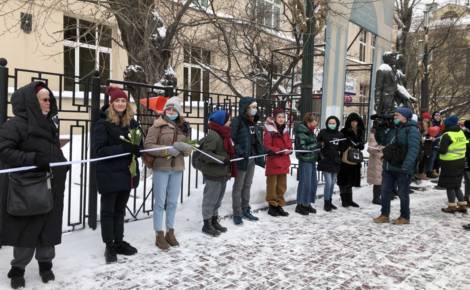 Около полутора сотен участниц акции в поддержку Юлии Навальной выстроились в цепь солидарности в центре Москвы