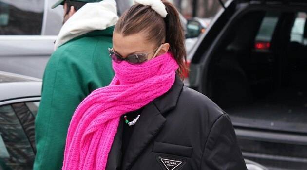 Пуховик Prada и ярко-розовый шарф: Белла Хадид показывает, как с помощью аксессуаров сделать образ ультрастильным