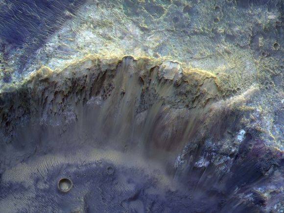 Роскосмос опубликовал снимок марсианского кратера