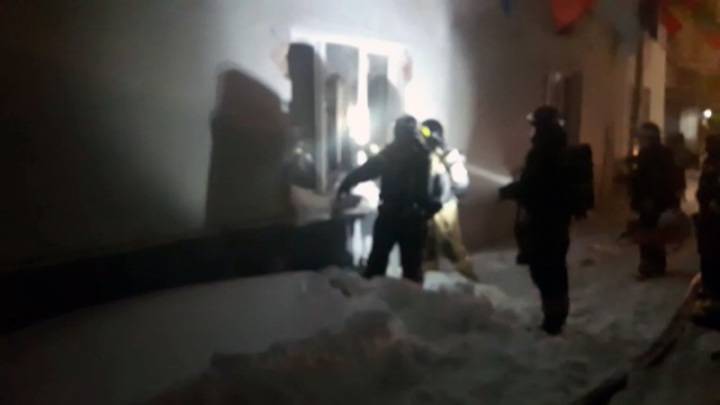 Не потушили: пожар распространился на второй этаж дома на Мясницкой