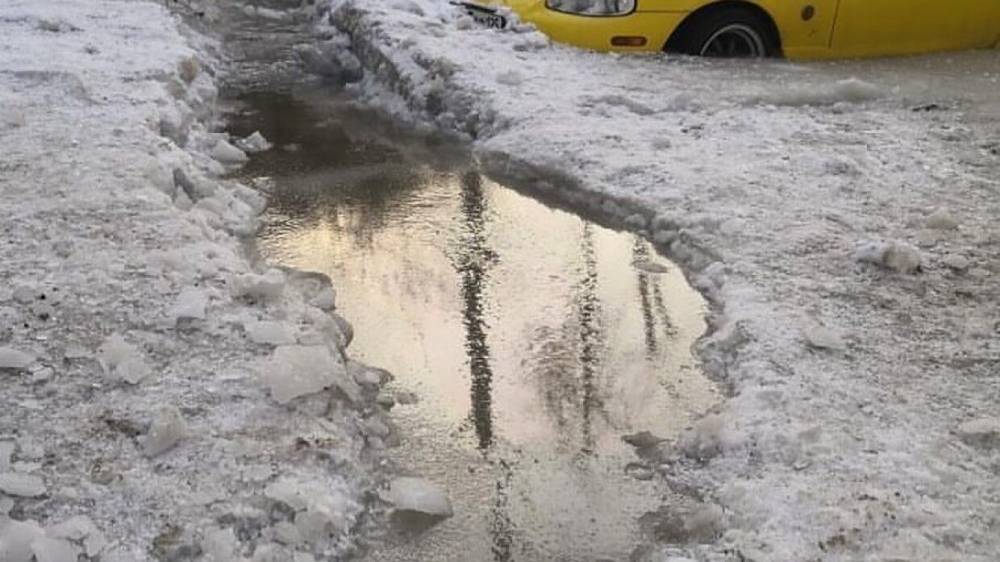 Машина с пассажирами ушла под лед на Байкале