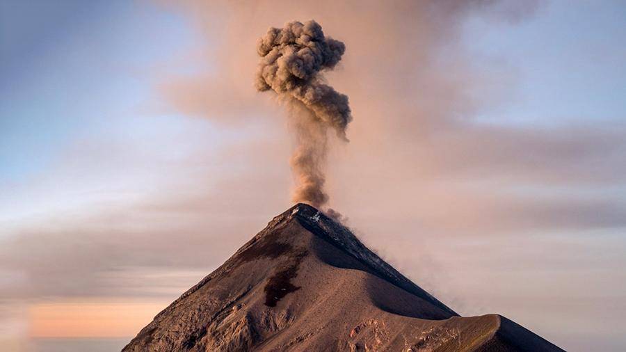 Извержение вулкана Фуэго началось в Гватемале недалеко от столицы