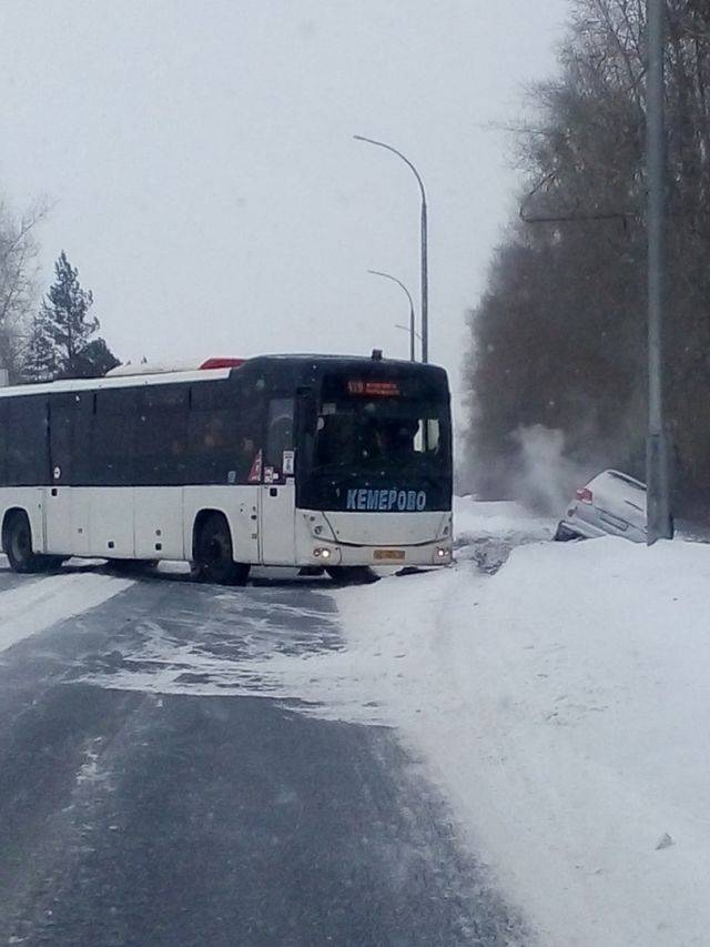 Очевидцы опубликовали фото ДТС с автобусом под Кемеровом