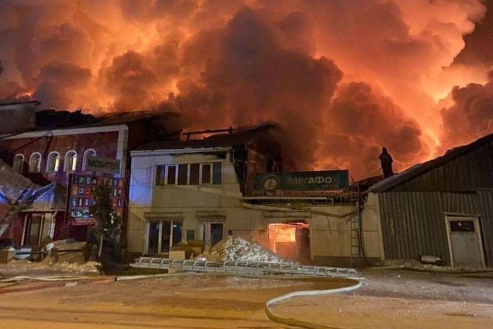 В Таежном сгорели магазин и кафе: ранее в поселке бушевал пожар возле лесопилки