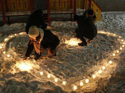 В городах России зажигали фонарики под лозунгом "Любовь сильнее страха"