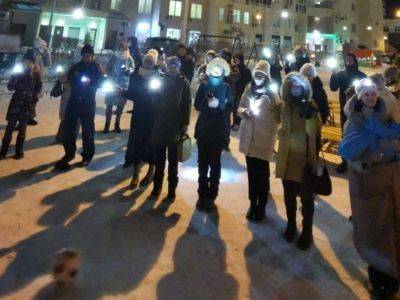 Уральцы светили фонариками с утверждением "Любовь сильнее страха"