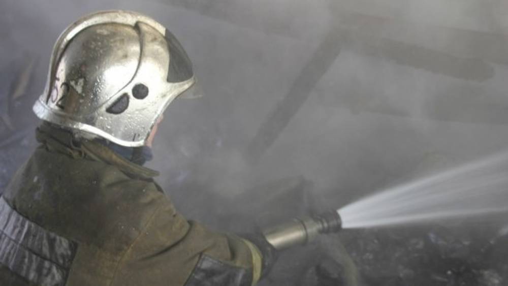 Крупный пожар вспыхнул на территории автосервиса в Люберцах