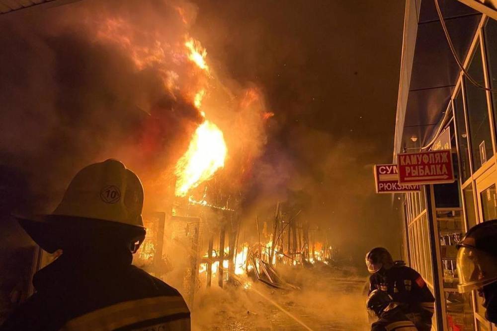 В Сочи потушили большой пожар в торговом центре