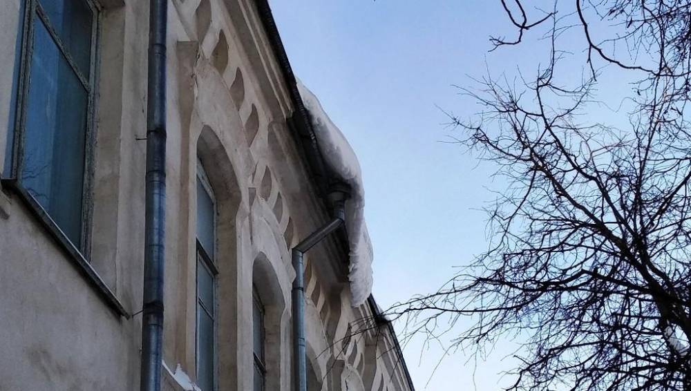 Жители Торжка жалуются на свисающую с крыши глыбу льда