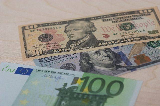 На Мосбирже евро впервые с 21 января опустился ниже 89 рублей