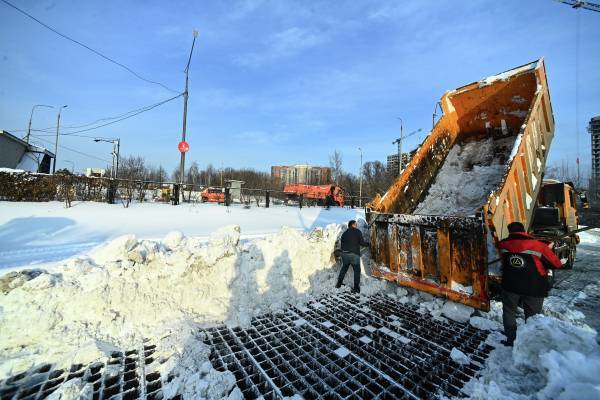 «КамАЗ» с поднятым кузовом протаранил опору моста на юго-западе Москвы