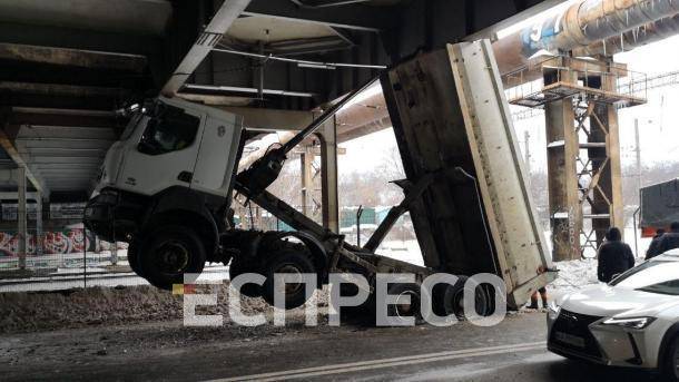 Уперся кузовом в мост: в Киеве автомобиль заблокировал движение, вызвали БТР