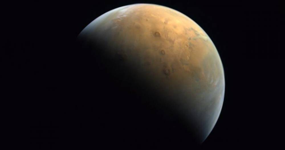 Зонд ОАЭ передал свой первый снимок Марса во всем его величии