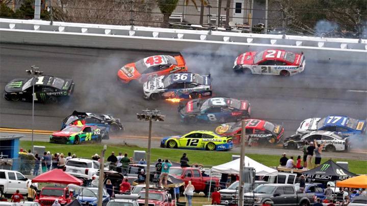 Сезон гоночной серии NASCAR начался с массовой аварии