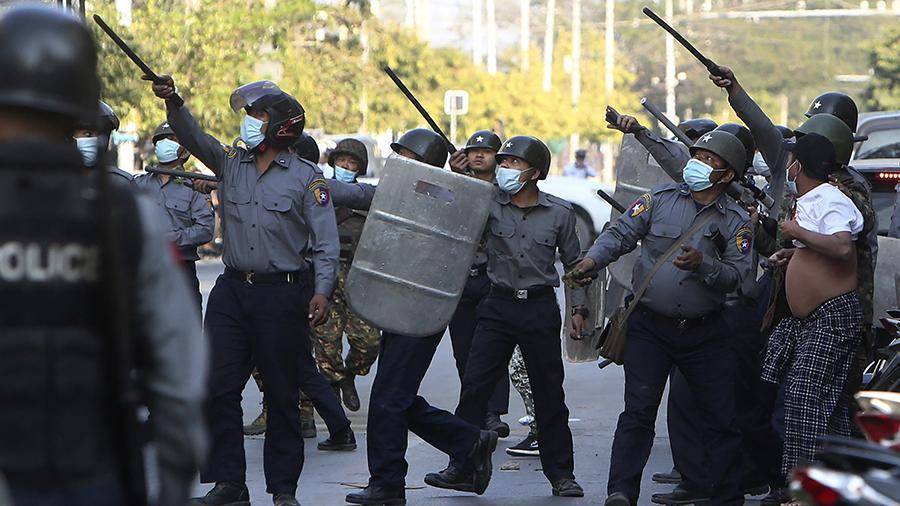 В Мьянме полиция и военные открыли огонь для разгона протестующих